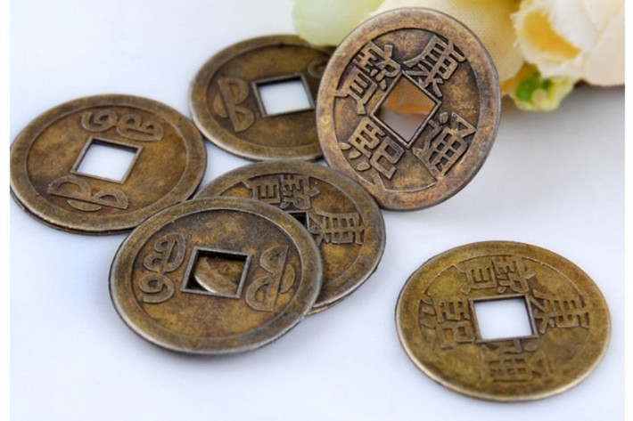 Thu hút may mắn. Dân gian cho rằng đặt những đồng tiền xu dưới gối chính là điềm lảnh, vì bản thân chúng đã là sự tượng trưng cho tiền bạc. Việc đặt tiền dưới gối thể hiện cho việc ước mơ giàu có. Làm điều này mỗi ngày sẽ có nhiều điềm lành gõ cửa, gia đình nhờ đó mà thịnh vượng.