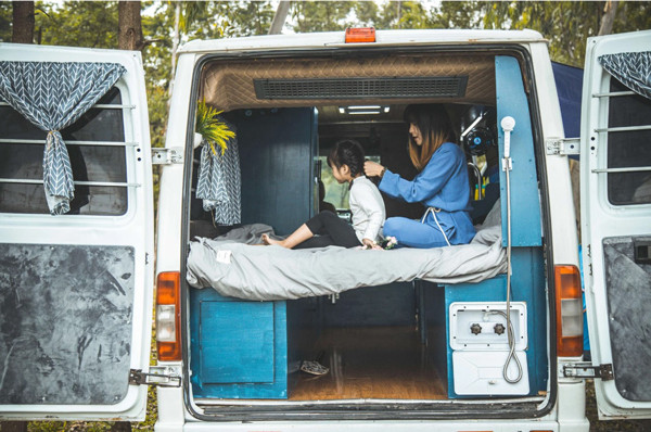 Tiếp đó, anh chị thiết kế chiếc giường phía sau xe có thể đủ cho 3 mẹ con nằm ngủ. Khi cần, chiếc giường tháo ra thành một chiếc ghế to. Phía dưới 2 giường có 2 khoang để đồ lớn để đựng chăn, ga, gối và các đồ đùng để cắm trại như lều, xẻng…Để cải tạo chiếc xe này, anh Sơn và chị Thảo đã mất 2 tháng để lên ý tưởng và 1 tháng để hoàn thiện. Dù làm hỏng rất nhiều đồ gỗ khi cải tạo, chi phí bao gồm cả mua xe cũ và vật dụng rơi vào khoảng 300 triệu đồng.