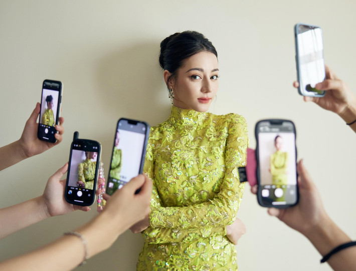 Khả năng tự biến mình thành tâm điểm chú ý của Nhiệt Ba được các thương hiệu yêu thích, phù hợp với nhu cầu quảng bá hình ảnh sản phẩm của nhãn hàng. Do đó, Địch Lệ Nhiệt Ba là cái tên được nhiều thương hiệu săn đón. Cô là nữ diễn viên 9X có số lượng hợp đồng quảng cáo nhiều nhất nhì giới giải trí. Giá trị thương mại của Địch Lệ Nhiệt Ba luôn đứng top đầu, thậm chị vượt qua các đàn chị Dương Mịch, Triệu Lệ Dĩnh.
