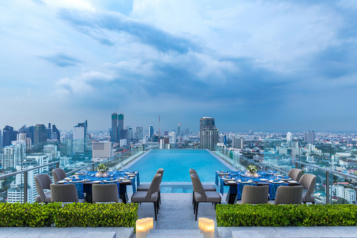 Khách sạn 137 Pillars (Bangkok, Thái Lan) là nơi có đến 2 hồ bơi sân thượng đẳng cấp. Hồ bơi cao nhất trên tầng 30 dành cho du khách đặt phòng suite, còn bể bơi vô cực trên tầng 27 dành cho mọi người. Dù ở bể bơi nào thì bạn cũng dễ dàng ngắm nhìn toàn cảnh thủ đô Thái Lan và đường chân trời đô thị phía xa.
