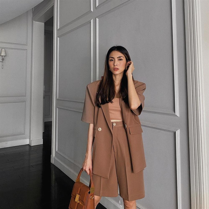 au khi sinh còn lần 3, Hà Tăng mới chăm mặc đồ hở eo hơn để khoe khéo thành quả tập luyện. Trước đây, phong cách của Tăng Thanh Hà gắn liền với những bộ cánh gần như không có khoảng hở ở ngực, eo.