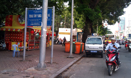 Xe công an phương "ngắm" quầy bánh trung thu ở cạnh ngã ba phố Tây Sơn - Đặng Tiến Đông, phường Trung Liệt, quận Đống Đa.