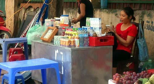 Quá cóc "trà đá- thuốc lá" ở phố Trần Bình, quận Cầu Giấy.