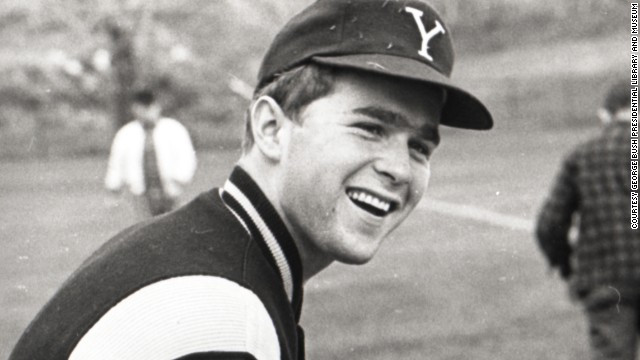Nụ cười tươi rói của chàng trai George W. Bush thời theo học ở trường Yale.
