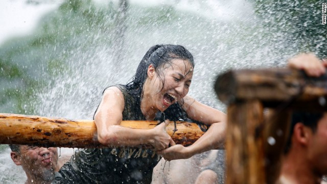 “Chúng tôi không chỉ đào tạo các vệ sĩ về mặt thể chất, mà còn dạy họ cách thử rượu. Thông qua đó, họ có thể dễ dàng trao đổi với ông chủ. Ngoài việc là một vệ sĩ, đôi lúc họ còn trở thành trợ lý cá nhân của ông chủ”, Chen nói.