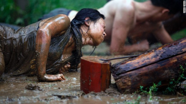 Nhiều khi, vệ sĩ nữ lại được khách hàng sủng ái hơn nam vệ sĩ.“Một vài anh chàng cao to luôn đi kè kè bên ông chủ, mọi người sẽ nhận ra ngay anh ta là một vệ sĩ. Tuy nhiên, các cô gái lại chăm sóc ông chủ tốt hơn mà vẫn hoàn thành nhiệm vụ của một người vệ sĩ”, cô cho hay.