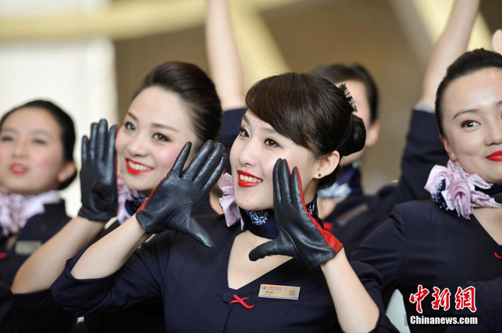 Vẻ đẹp tinh khôi của một nữ tiếp viên hàng không lọt vào ống kính phóng viên.