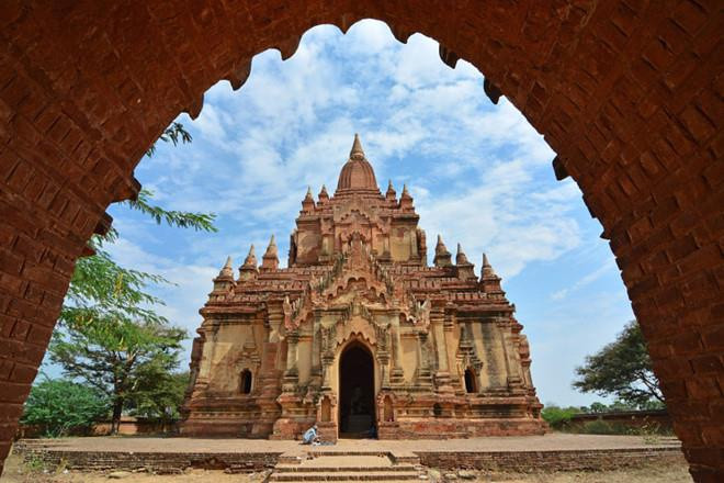Cả đàn ông và phụ nữ ở quốc gia này đều mặc trang phục truyền thống là váy “longyi”. Váy “longyi” với đàn ông thì buộc tà váy ở phía trước, còn phụ nữ thì gấp tà lại và khâu ở bên hông. Người Myanmar thật sự cảm thấy rất thoải mái với chiếc váy này, họ xem như chiếc điều hòa nhiệt độ giữa thời tiết nắng nóng.