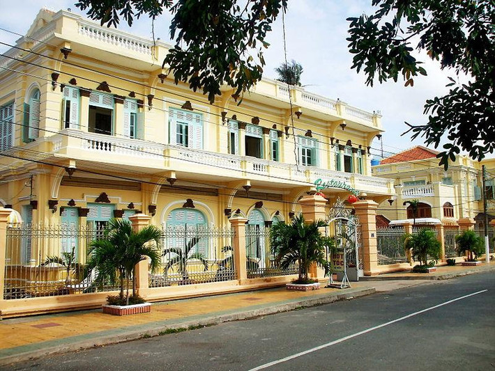 Rất giàu có nhưng do ăn chơi hoang phí, Trần Trinh Huy đã tiêu hết tài sản, cuối đời sống trong khó khăn. Ngôi biệt thự ông từng ở nay được sử dụng làm khách sạn, trở thành điểm tham quan du lịch thu hút.