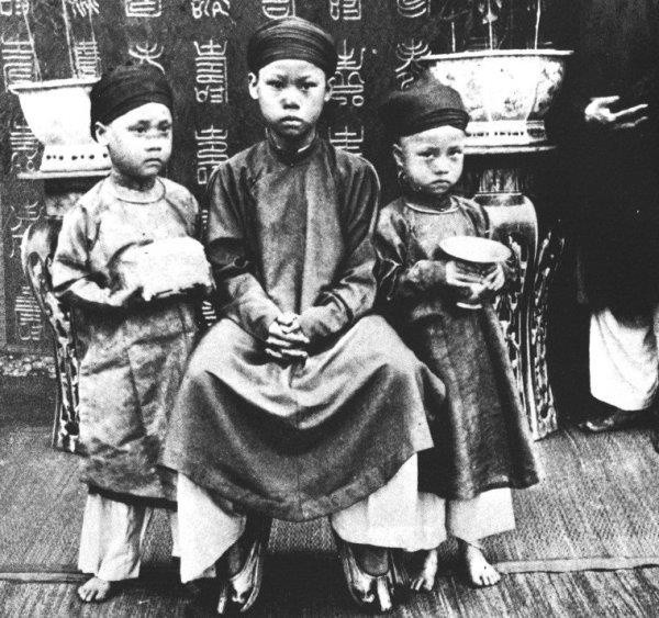 Theo sách "Chín đời chúa, mười ba đời vua triều Nguyễn", Thành Thái ham học hỏi. Ngoài việc học cả chữ Nho, Pháp, ông còn cắt tóc ngắn, mặc âu phục, học cả lái ca nô, xe hơi, làm quen vǎn minh phương Tây. Vua khinh ghét bọn quan lại xu nịnh, thực dân xâm lược, thỉnh thoảng lại có những hành động khiến người Pháp rất nghi ngại, xấu hổ.