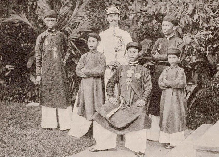 Sau khi vua Đồng Khánh qua đời cuối năm 1888, Viện Cơ Mật liền tới Lưỡng cung Hoàng hậu thỉnh ý. Sợ tranh chấp trong triều, họ đã đến hỏi Khâm sứ Pháp là Rheinart. Tại đây, nhờ sự khéo léo của người thông ngôn Diệp Văn Cương (họ hàng bên ngoại) cố ý dịch sai, Bửu Lân được chọn nối ngôi. Đúng ngày mùng 2 Tết Kỷ Sửu năm 1889, vua Thành Thái lên ngôi khi mới 10 tuổi.