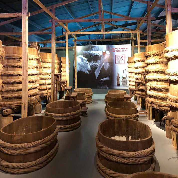 Bảo tàng Làng Chài Xưa ở Phan Thiết, Bình Thuận, là nơi du khách khám phá nguồn gốc tên gọi, quy trình chế biến và cách đánh giá nước mắm ngon. Nơi đây có diện tích gần 2.000 m2 với 14 không gian tái hiện lịch sử 300 năm của làng chài. Dù là nơi trưng bày nước mắm, không gian hầu như không có mùi bởi các thùng chứa đều được đậy kín. Ảnh: Vasiliiavedoc.