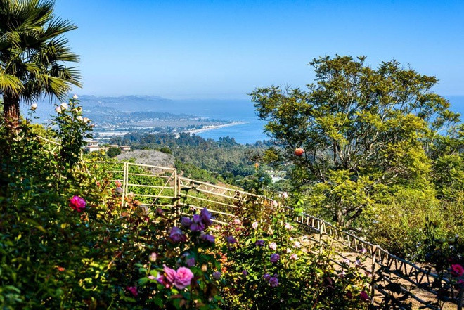 Bất động sản tọa lạc tại chân đồi Santa Barbara ở thị trấn ven biển cổ kính Summerland, có diện tích hơn 2 ha gồm 3 ngôi nhà chính với 3 phòng ngủ và 6 phòng tắm.