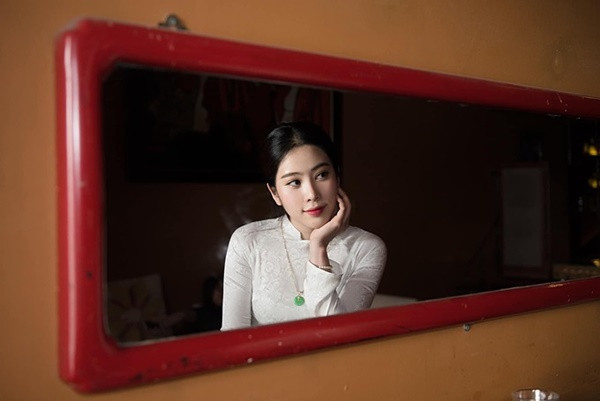 Nam Em tự nhắc mình: "Từ giờ phải bật chế độ chảnh lên Nam Em ơi. Đẹp mà khùng phí phạm cái thanh xuân".