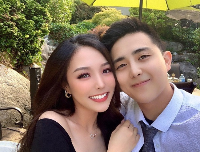Đáng nói, cặp đôi quen nhau qua mạng, qua một ứng dụng hẹn hò. Vì hợp tính cách, cùng quan điểm sống, cả hai nhanh chóng hẹn hò sau 2 lần gặp gỡ.