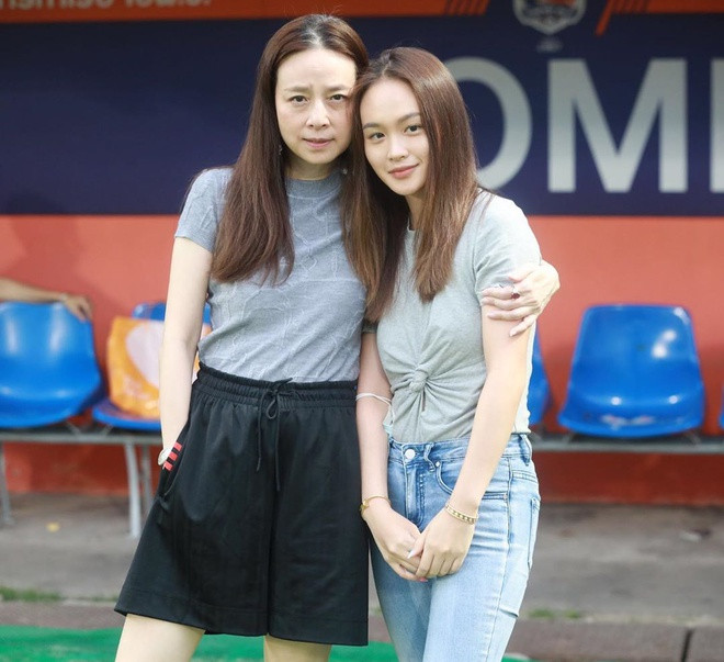 Nuanwan Phanachet là con gái của “Madam Pang” Nualphan Lamsam - chủ tịch CLB bóng đá Thai Port (Thái Lan) - và chồng cũ. Trong khi “Madam Pang” được mệnh danh là “mỹ nhân không tuổi” của làng bóng đá xứ Chùa Vàng, cô con gái cũng thu hút sự chú ý nhờ ngoại hình nổi bật cùng thành tích học tập tốt.