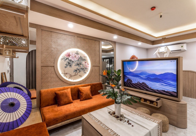 Phòng khách được thiết kế tựa như một bức tranh với rất nhiều chi tiết đẹp mắt, bộ ghế sofa mềm mại, nhấn nhá phía sau một chút sắc màu phá cách làm nổi bật không gian. Từng chi tiết nhỏ kết hợp và hoà quyện với nhau đã làm nổi bật lên một tổng thể sang trọng, đẳng cấp.