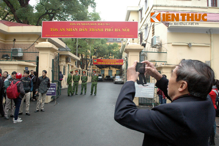 Chú nạn nhân Huyền chụp lại cảnh cổng tòa.
