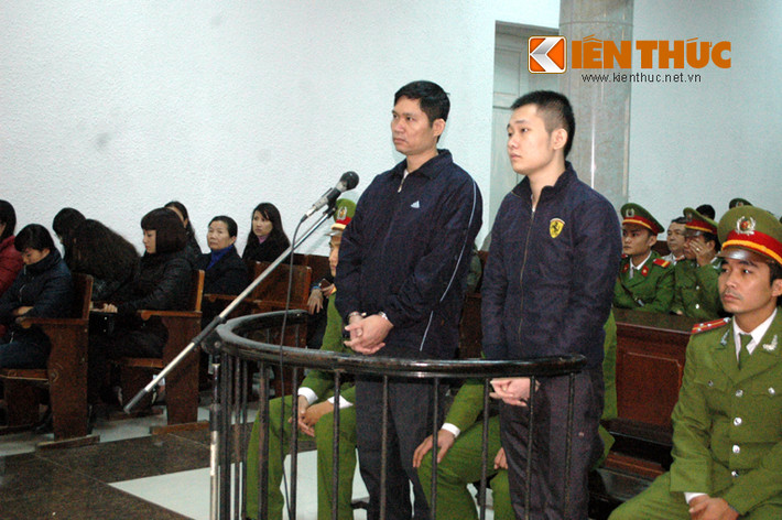 Hai bị cáo Nguyễn Mạnh Tường và Đào Quang Khánh đứng trước vành móng ngựa. Trông bị cáo Tường gầy hẳn đi so với phiên xử sơ thẩm lần trước.