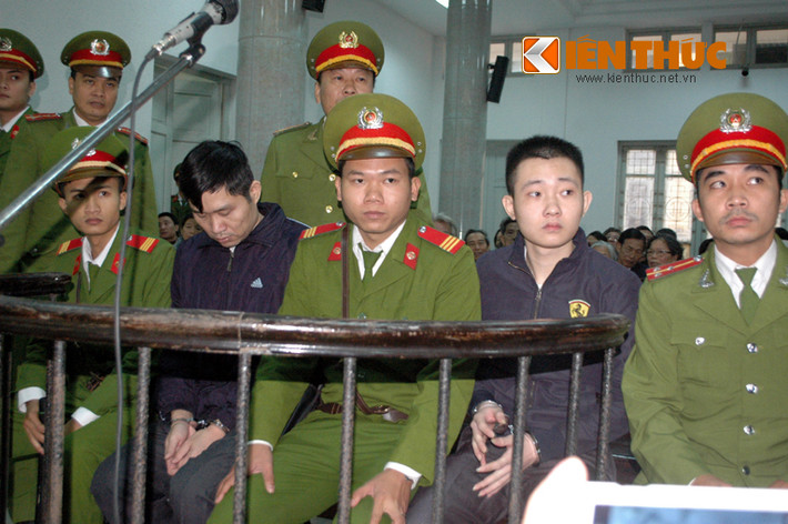 Bị cáo Đào Quang Khánh hướng ánh mắt nhìn người thân.