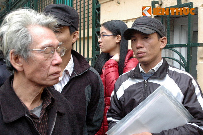 Đến tòa, anh Huy chồng nạn nhân Huyền mang rất nhiều hồ sơ.