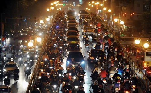 Tại các nút giao lớn như Thái Hà - Chùa Bộc, Xã Đàn - Tôn Đức Thắng... xe chen nhau chật cứng, các phương tiện di chuyển rất khó khăn.