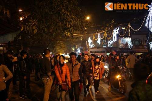 Người đi bộ tràn kín lòng đường ở khu vực phố Hàng Trống, Lý Quốc Sư...