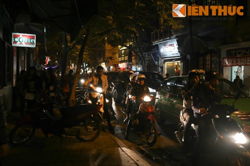 Người đi xe máy leo vỉa hè xuất hiện.