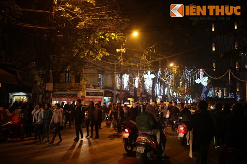 Đoàn người đổ về Nhà thờ lớn Hà Nội để tận hưởng không khí Noel tạo nên một cảnh tượng khá hỗn loạn.