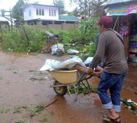 Dùng tạm xe đẩy để chuyển xác nạn nhân.