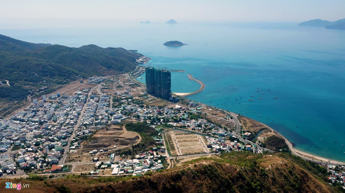 Khu đất rộng gần 28.000 m2 ở phường Vĩnh Hòa, TP Nha Trang, được giao cho Công ty CP khách sạn Bến du thuyền để thực hiện 2 dự án BT, gồm: Dự án khu ký túc xá Trường Chính trị tỉnh và dự án nâng cấp, mở rộng đường Mai Xuân Thưởng.Ảnh: Hiếu Duy.
