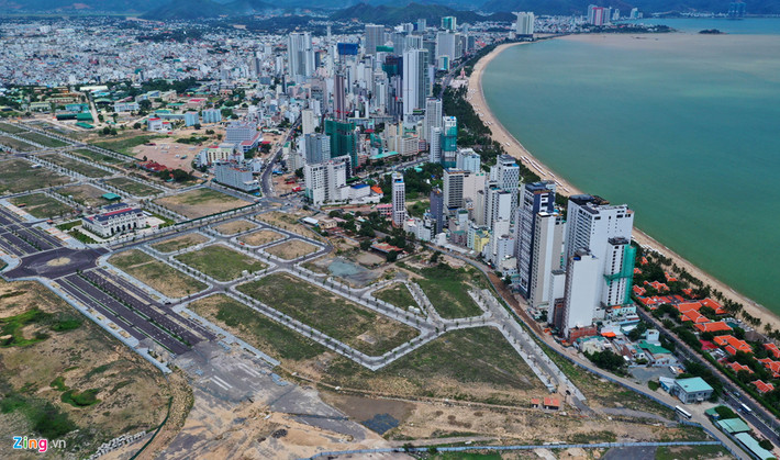 Dự án giao đất sân bay Nha Trang được xem là sai phạm chính và gây thất thoát tài sản Nhà nước nhiều nhất tại tỉnh Khánh Hòa. Theo đó, năm 2015, tỉnh Khánh Hòa xin chủ trương và được Thủ tướng đồng ý cho xây dựng khu đô thị hành chính ở xã Vĩnh Thái (TP Nha Trang) theo hình thức BT. Dự án này được giao cho Công ty CP Tập đoàn Phúc Sơn.