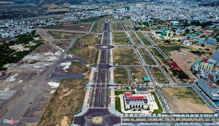 Gần một năm sau chỉ đạo của Thủ tướng, ngày 28/10/2016, ông Đào Công Thiên, Phó chủ tịch UBND tỉnh Khánh Hòa, ký quyết định thu hồi hơn 62,3 ha đất tại khu vực sân bay Nha Trang, do Trường Sĩ quan Không Quân quản lý, sử dụng để Công ty Phúc Sơn thực hiện dự án khu Trung tâm đô thị, dịch vụ, tài chính, du lịch Nha Trang.
