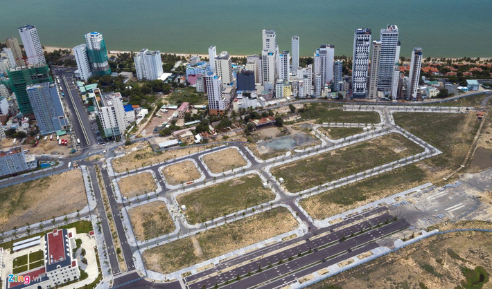 Đổi lại, tỉnh Khánh Hòa sẽ giao một phần đất sân bay Nha Trang sau khi được Bộ Quốc phòng bàn giao. Tuy nhiên, cũng trong năm 2015, Thủ tướng yêu cầu dừng tất cả các dự án trung tâm hành chính tập trung. Dự án BT trung tâm hành chính tại xã Vĩnh Thái tạm ngưng.