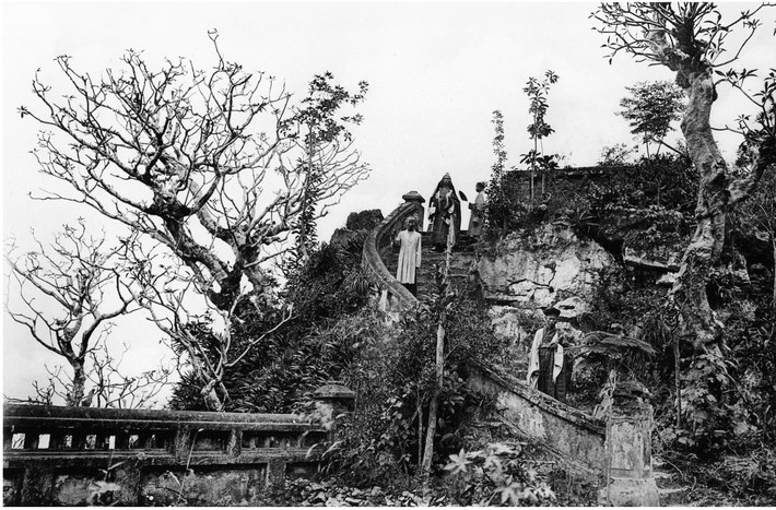 Năm 1909, Dieulefils xuất bản cuốn sách ảnh Indo-chine Pittoresque & Monumentale: Annam - Tonkin (Đông Dương xinh đẹp và kỳ vĩ: Trung Kỳ - Bắc Kỳ). Trong ảnh là phong cảnh các nhà sư đang xuống núi, chụp tại Đà Nẵng.