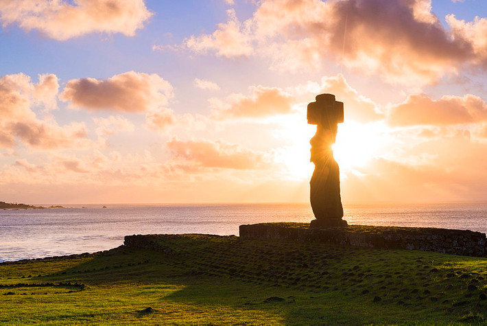 Rapa Nui là tên bản địa của đảo Phục Sinh. Nơi đây từng có một xã hội định cư từ những năm 300, đã thiết lập nên truyền thống văn hóa mạnh mẽ, giàu trí tưởng tượng với những tác phẩm điêu khắc và kiến trúc hoành tráng, không có bất kỳ ảnh hưởng nào từ bên ngoài.