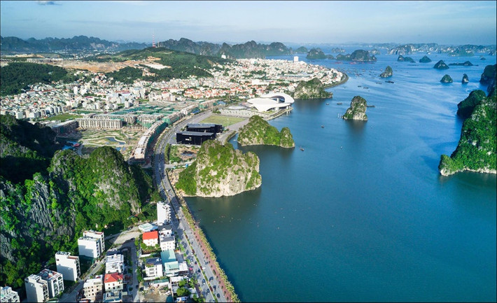 Quảng Ninh thuộc khu vực Đông Bắc Bộ, cách thủ đô Hà Nội 153 km về phía Đông Bắc. Theo cổng thông tin điện tử của tỉnh, bề ngang từ đông sang tây, nơi rộng nhất là 195 km. Bề dọc từ bắc xuống nam khoảng 102 km.
