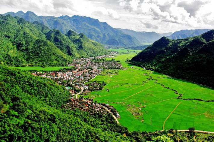 Dù diện tích chỉ hơn 3.849, km2, Bắc Giang có dân số đông nhất khu vực Đông Bắc Bộ. Theo cổng thông tin điện tử của tỉnh này, đến hết năm 2014, dân số toàn tỉnh ước tính 1.624.456 người, mật độ dân số bình quân 420,9 người/km2. Đây là tỉnh có mật độ dân số bình quân cao hơn so với mật độ dân số bình quân cả nước.