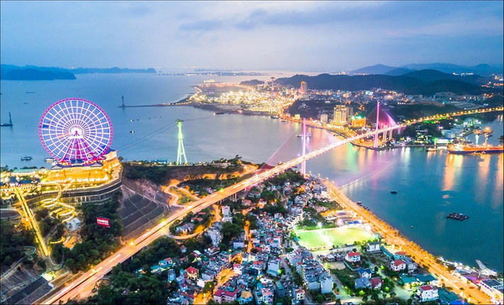 Có tới 4 thành phố trực thuộc tỉnh (Hạ Long, Móng Cái, Cẩm Phả, Uông Bí), cùng với 2 thị xã (Đông Triều, Quảng Yên), Quảng Ninh là tỉnh có nhiều thành phố, đô thị nhất của nước ta.