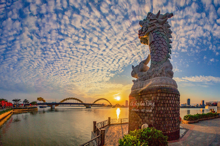 Trong 5 thành phố trực thuộc Trung ương của Việt Nam hiện nay, Đà Nẵng là địa phương ít quận, huyện nhất, chỉ gồm 6 quận: Cẩm Lệ, Hải Châu, Liên Chiểu, Ngũ Hành Sơn, Sơn Trà, Thanh Khê và 2 huyện: Hòa Vang, Hoàng Sa.