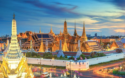 Với diện tích hơn 513 nghìn km2, Thái Lan có diện tích lớn thứ ba Đông Nam Á, sau Indonesia và Myanmar. Quốc gia này giáp Lào và Myanmar ở phía Bắc, giáp Campuchia và vịnh Thái Lan ở phía Đông, Malaysia ở phía Nam, Myanmar và biển Andaman ở phía Tây. Đứng đầu đất nước này là nhà vua Thái Lan.