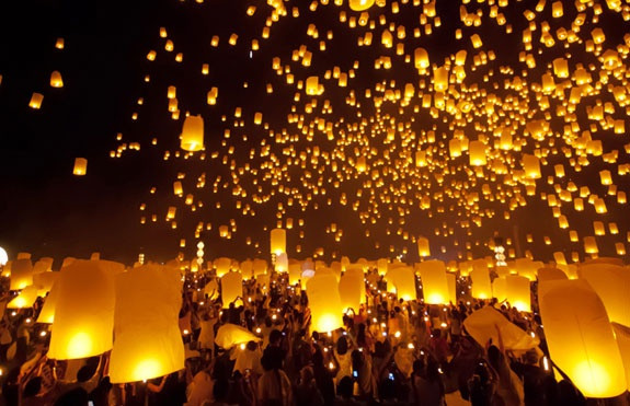 Một lễ hội cũng rất nổi tiếng ở Thái Lan là đèn hoa đăng, diễn ra vào tháng 11 hàng năm. Ngoài ra, mỗi năm ở đền Prang Sam Yot, Lop Buri, một trong những lễ hội lạ lùng nhất thế giới diễn ra là cho khỉ ăn. Có tới hàng tấn thịt, hoa quả, bánh kẹo được bày ra cho hàng trăm con khỉ sống trong đền và khắp thành phố ăn.