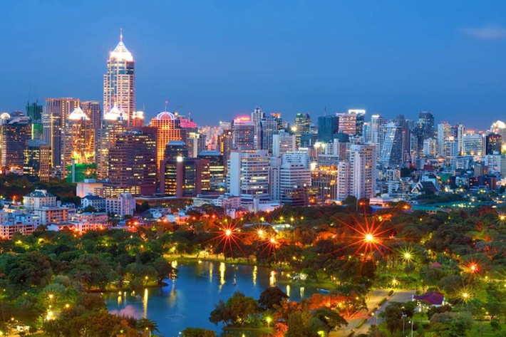 Ở Thái Lan, giẫm lên tiền, dù vô tình hay cố ý, là phạm luật.