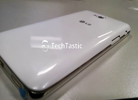 Lộ ảnh Google Nexus 5. Theo tờ TechTastic, Hà Lan, hình ảnh này là mặt sau của chiếc Google Nexus 5. Điện thoại sử dụng bộ vi xử lý Snapdragon 600, camera sau 10 mp, chạy hệ điều hành 5.0 Key Lime Pie.
