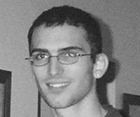 Jonathan James (cOmrade). Cậu nhóc 16 tuổi Jonathan James khi đó đã tấn công vào máy chủ của Cơ quan giảm thiểu đe dọa quốc phòng, NASA để đánh cắp phần mềm, tuy không phải là những bí mật quốc phòng nhưng những phần mềm này có thể sử dụng để kiểm soát môi trường sống của Trạm Vũ trụ Quốc tế.