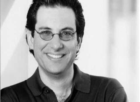 Kevin Mitnick. Mitnick nổi tiếng trên thế giới bởi đã tấn công được vào hệ thống của công ty thiết bị kỹ thuật số, Mỹ để lấy cắp phần mềm. Ngoài “thành tích” này, Mitnick còn tấn công được cả hệ thống của những gã khổng lồ trong ngành sản xuất điện thoại là Nokia và Motorola. Năm 1995, hacker này bị bắt sau khi tấn công vào máy tính của một hacker khác là Tsutomu Shimomura. Hiện nay, anh đang viết sách và làm việc với tư cách một cố vấn an ninh.