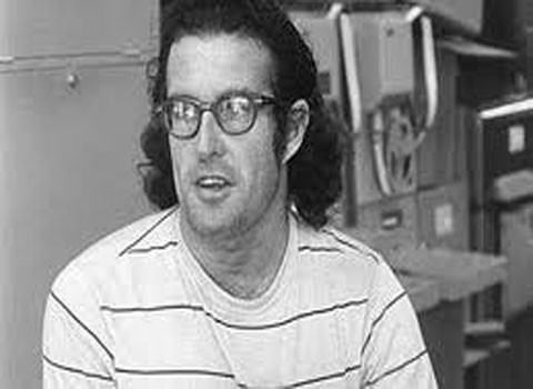 John Draper. Draper có thể coi là “ông tổ” của các hacker. Từ những năm 70, Draper đã liên tục “chơi” các công ty điện thoại. Đến giai đoạn tiền Internet, tiền máy tính cá nhân, hệ thống điện thoại là địa bàn để Draper phô diễn. Bước ngoặt của Draper xảy ra khi anh ta và bạn bè mình nhận thấy, tiếng huýt sáo của một món đồ chơi có cùng tần số với giọng được sử dụng trên nút chuyển của hãng AT&T để chuyển hướng cuộc gọi. Và từ đó, Draper đã chế tạo ra một thiết bị gọi là “hộp xanh”, cho phép bạn gọi cuộc gọi đường dài miễn phí.