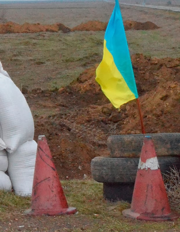 Lá cờ Ukraine dựng ở ngay khu vực đào.