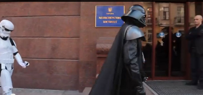 Darth cùng các "cận thần" trên đường tới điểm ghi danh ứng viên ở Bộ Tư pháp Ukraine.