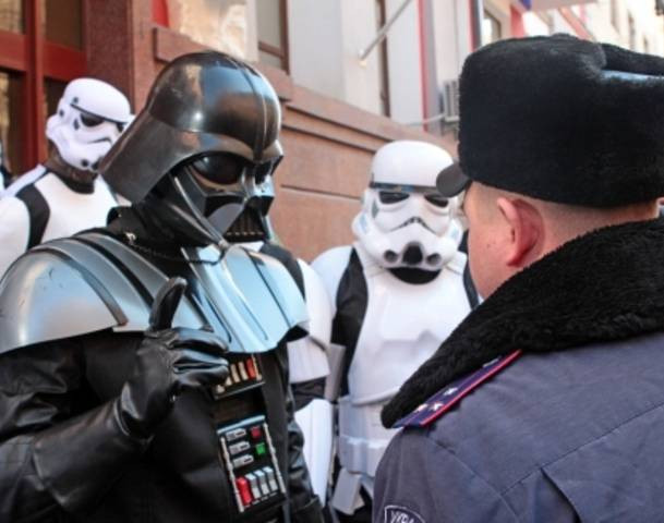 Darth Vader trò chuyện cùng một số nhân viên an ninh sau khi điền đầy đủ các thủ tục ghi danh.